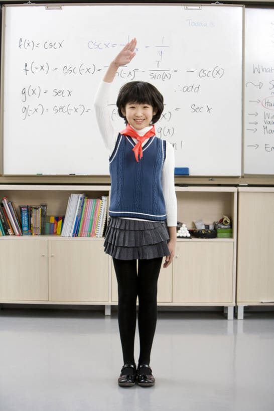 东方人,儿童,少年,一个人,学生,学校,教学楼,站,举,微笑,竖图,室内,纯洁,信心,中国,亚洲,背心,教育,注视,领巾,校园,小孩,红色,白板,观察,看,托,教室,校服,可爱,同意,童年,童趣,观看,察看,敬礼,知识,享乐,关注,问候,童真,东亚,烂漫,无邪,北京市,天真,团结,女孩,亚洲人,中国人,孩子,举起,举手,举着,向上举,向上伸,向上托,彩图,全身,教学大楼,小学,女生,小学生,bj175