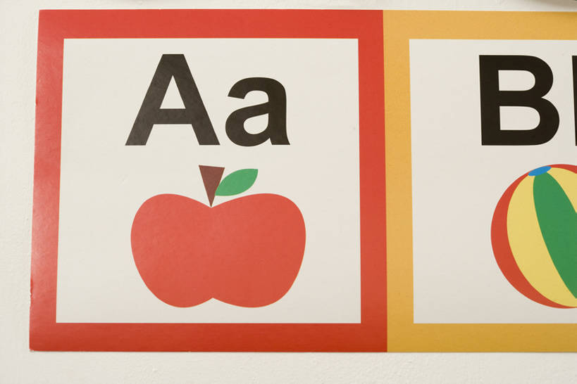 无人,学生,学校,教学楼,横图,特写,纯洁,苹果,英文,标志,文字,字符,字母,围墙,教育,标识,校园,教室,可爱,童年,童趣,读书,英文字母,知识,童真,烂漫,无邪,大写字母,天真,彩图,教学大楼,小学,小学生,bj175