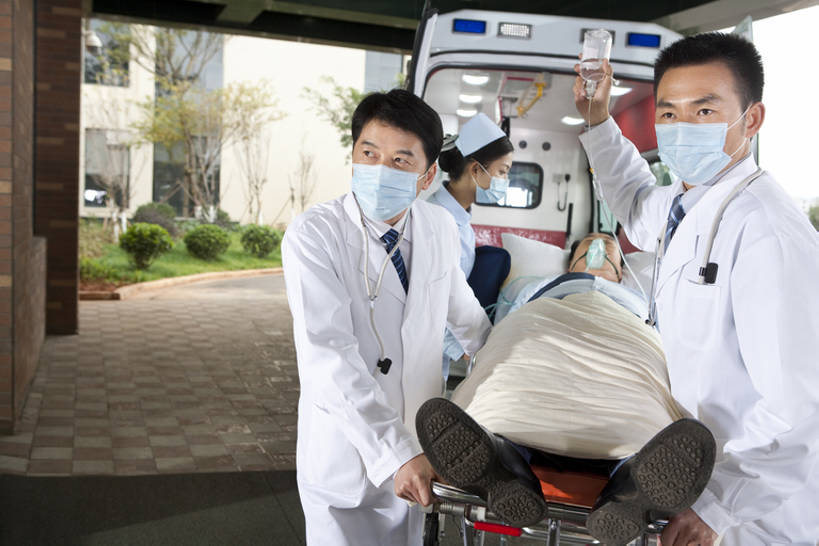 东方人,成年人,中年人,老年人,四个人,医生,病人,护士,医院,站,躺,拉,横图,室外,留白,正面,工作服,制服,合作,团队,信心,技术,窗户,飞机,汽车,昆明,中国,亚洲,捆扎,毯子,车道,拿着,航空,云南,车,听诊器,医疗用品,交通工具,医护人员,医疗人员,职业,工程车,面膜,服务,运输,技巧,支撑,急救,医疗,担架,氧气面罩,专心,关爱,运送,紧急,载具,决心,手艺,医疗器械,抢救,氧气管,医疗工具,救援,东亚,实验服,静脉滴注,救助,工作制服,紧迫,技能,技艺,认真,老年男性,男人,男性,年轻女性,女人,女性,中年男性,亚洲人,中国人,年轻人,步行,仰卧,半身,彩图,工作套服,急救员,妙技,救护员,医疗救护员,本领,紧急救助,道路抢险救援车,道路清障车,空中救护车,施救车,医疗专机,bj175