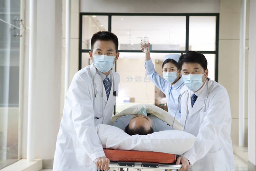 东方人,成年人,中年人,老年人,四个人,医生,病人,护士,医院,站,躺,推,横图,室内,正面,工作服,制服,合作,团队,信心,技术,窗户,昆明,中国,亚洲,捆扎,毯子,走廊,门口,拿着,云南,听诊器,医护人员,医疗人员,职业,面膜,服务,技巧,支撑,动作,急救,医疗,担架,氧气面罩,专心,关爱,运送,紧急,决心,手艺,医疗器械,氧气管,医疗工具,救援,东亚,实验服,静脉滴注,救助,工作制服,紧迫,技能,技艺,认真,老年男性,男人,男性,年轻女性,女人,女性,中年男性,亚洲人,中国人,年轻人,步行,仰卧,半身,彩图,工作套服,妙技,本领,紧急救助,bj175