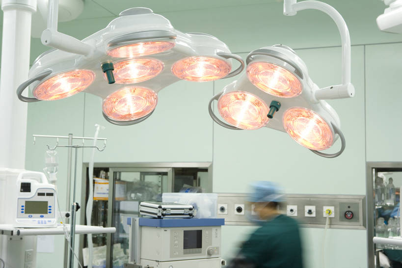 东方人,成年人,脸,头,脸颊,一个人,医生,医院,横图,室内,正面,运动模糊,技术,托盘,朦胧,模糊,盘,肩膀,盘子,医疗用品,医护人员,医疗人员,面膜,动作,医疗,手术室,手术灯,圆柱体,医疗器械,医疗工具,静脉滴注,手术器械,亚洲人,中国人,头部,脸部,脸蛋,面部,步行,彩图,bj175