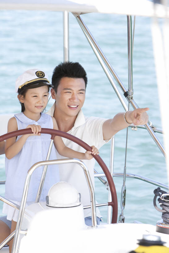 帆船,东方人,婴儿,儿童,两个人,家庭,父亲,女儿,举,笑,微笑,露齿笑,竖图,室外,白天,正面,T恤衫,锻炼,旅游,度假,快乐,探险,自由,幸福,纯洁,比赛,运动,竞争,海洋,水,船,三亚,中国,亚洲,行人,游客,游人,连接,握,游艇,注视,休闲装,娱乐,路人,旅客,小孩,蓝色,方向盘,交通工具,夏天,观察,教,看,托,站着,享受,休闲,温暖,温馨,父女,一家人,短袖,帆,旅游胜地,放松,可爱,乐趣,亲密,探索,童年,童趣,握着,转,财富,摄影,活泼,生活方式,观看,吊带裙,航海,宁静,协助,和睦,察看,指着,知识,享乐,解释,体育运动,关爱,关注,载具,华贵,宝宝,童真,东亚,纯真,烂漫,无邪,陪同,海南岛,水手帽,船长,陪伴,过客,无忧无虑,伶俐,冒险,体育,天真,男人,男性,年轻男性,女孩,亚洲人,中国人,孩子,年轻人,休闲活动,举起,举手,举着,向上举,向上伸,向上托,半身,彩图,健身,旅行,欢乐,深情,和蔼,融洽,伴随,bj175