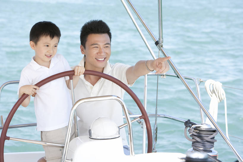 帆船,东方人,婴儿,儿童,两个人,家庭,父亲,儿子,站,蹲,举,笑,微笑,露齿笑,横图,室外,白天,正面,T恤衫,锻炼,旅游,度假,快乐,探险,自由,幸福,纯洁,比赛,运动,竞争,海洋,水,船,三亚,中国,亚洲,行人,游客,游人,连接,握,游艇,休闲装,娱乐,路人,旅客,小孩,蓝色,方向盘,绳子,交通工具,夏天,教,托,站着,享受,休闲,温暖,温馨,父子,一家人,短袖,帆,旅游胜地,放松,可爱,乐趣,亲密,探索,童年,童趣,握着,转,财富,摄影,活泼,生活方式,航海,宁静,协助,和睦,指着,知识,享乐,解释,体育运动,关爱,载具,华贵,宝宝,童真,东亚,纯真,烂漫,无邪,陪同,海南岛,船长,陪伴,过客,无忧无虑,伶俐,冒险,体育,天真,男孩,男人,男性,亚洲人,中国人,孩子,年轻人,休闲活动,举起,举手,举着,向上举,向上伸,向上托,站立,张开手臂,半身,彩图,健身,旅行,爱,欢乐,深情,和蔼,融洽,男生,传动装置,伴随,bj175