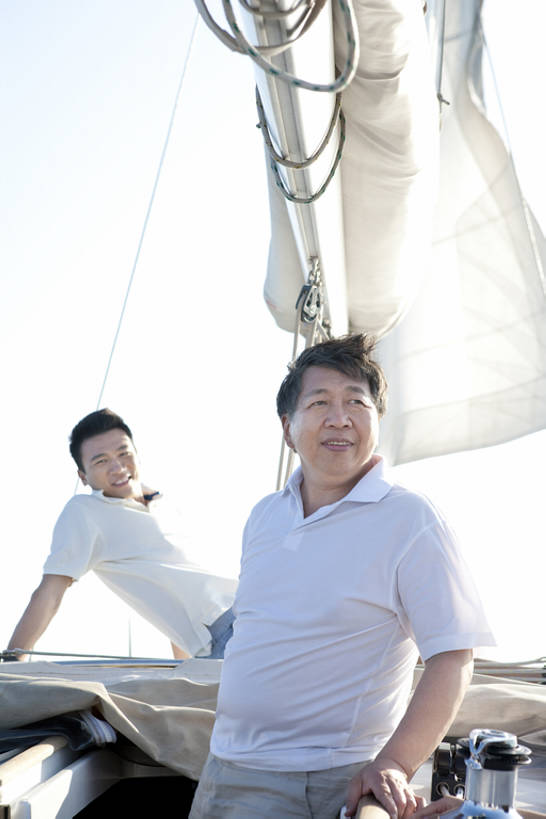 帆船,东方人,老年人,两个人,父亲,儿子,笑,微笑,露齿笑,竖图,室外,白天,正面,T恤衫,锻炼,旅游,度假,快乐,探险,自由,幸福,比赛,运动,竞争,船,三亚,日光,中国,亚洲,仅一个男性,行人,游客,游人,连接,短裤,游艇,休闲装,娱乐,路人,旅客,蓝天,天空,绳子,交通工具,夏天,站着,享受,休闲,父子,短袖,帆,旅游胜地,放松,亲密,探索,财富,摄影,生活方式,航海,宁静,甲板,享乐,体育运动,载具,华贵,东亚,陪同,海南岛,陪伴,过客,无忧无虑,冒险,体育,老年男性,男人,男性,年轻男性,亚洲人,中国人,年轻人,休闲活动,坐着,彩图,健身,旅行,欢乐,深情,和蔼,传动装置,伴随,bj175