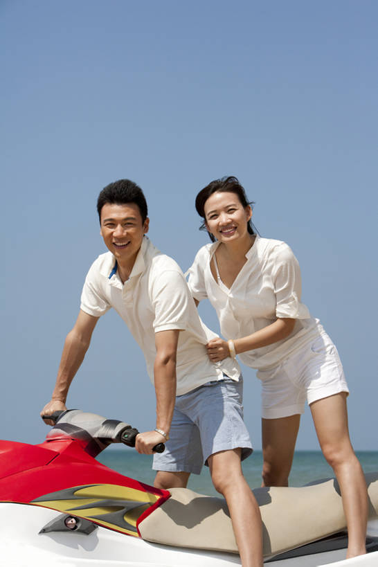 东方人,两个人,丈夫,妻子,笑,微笑,露齿笑,竖图,室外,白天,留白,正面,T恤衫,爱情,旅游,度假,快乐,自由,幸福,海洋,三亚,日光,中国,亚洲,行人,游客,游人,连接,短裤,服装,浪漫,注视,休闲装,娱乐,路人,旅客,骑,衣服,蓝色,风景,蓝天,天空,夏天,观察,开车,看,站着,享受,休闲,温暖,温馨,短袖,旅游胜地,恩爱,放松,乐趣,亲密,财富,运输,恋人,摄影,服饰,生活方式,观看,宁静,迅速,动作,和睦,察看,享乐,衣着,穿着,关注,肖像,东亚,摩托艇,陪同,海南岛,衣饰,陪伴,过客,无忧无虑,男人,男性,年轻男性,年轻女性,女人,女性,亚洲人,中国人,年轻人,情侣,休闲活动,彩图,旅行,爱,欢乐,深情,伴侣,和蔼,融洽,伴随,bj175