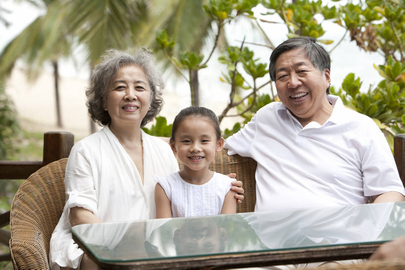 东方人,儿童,老年人,三个人,家庭,祖父母,祖母,祖父,宾馆,站,笑,微笑,露齿笑,横图,室外,白天,正面,旅游,度假,奢侈,快乐,自由,幸福,纯洁,餐桌,桌子,酒店,棕榈树,三亚,日光,中国,亚洲,行人,游客,游人,连接,服装,并排,藤条,豪华,注视,休闲装,娱乐,路人,旅客,小孩,衣服,夏天,观察,看,站着,享受,休闲,短袖,旅游胜地,放松,可爱,茂密,亲密,童年,童趣,搭,财富,摄影,服饰,茂盛,生活方式,观看,酒家,吊带裙,宁静,华丽,旅社,察看,舒适,享乐,合影,衣着,穿着,搭着,关爱,关注,华贵,露营,野营,童真,东亚,烂漫,无邪,陪同,海南岛,宿营,富丽,衣饰,华美,陪伴,过客,无忧无虑,天真,老年男性,老年女性,男孩,男人,男性,女孩,女人,女性,亚洲人,中国人,孩子,孙女,休闲活动,椰子树,站立,坐着,半身,彩图,旅行,欢乐,深情,餐馆,客店,客栈,旅店,旅馆,商旅,和蔼,男生,华侈,奢华,伴随,bj175