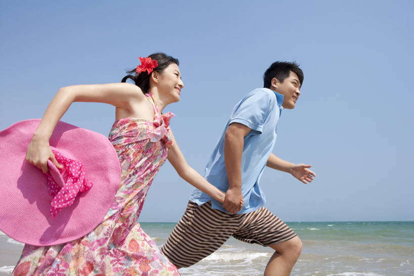 东方人,两个人,夫妻,丈夫,妻子,跑,笑,微笑,露齿笑,横图,室外,白天,侧面,T恤衫,爱情,旅游,度假,快乐,欣喜若狂,自由,幸福,海洋,水,帽子,三亚,日光,中国,亚洲,行人,游客,游人,连接,握,短裤,水平线,浪漫,玩,休闲装,娱乐,路人,旅客,刺激,粉色,蓝色,蓝天,遮阳帽,波浪,夏天,享受,休闲,旅游胜地,恩爱,放松,活力,乐趣,亲密,握着,恋人,摄影,生活方式,吊带裙,热带气候,享乐,露营,蜜月,野营,东亚,陪同,海南岛,宿营,陪伴,过客,无忧无虑,男人,男性,年轻男性,年轻女性,女人,女性,亚洲人,中国人,年轻人,夫妇,情侣,海滩,休闲活动,手牵手,彩图,旅行,爱,欢乐,深情,伴侣,和蔼,伴随,bj175