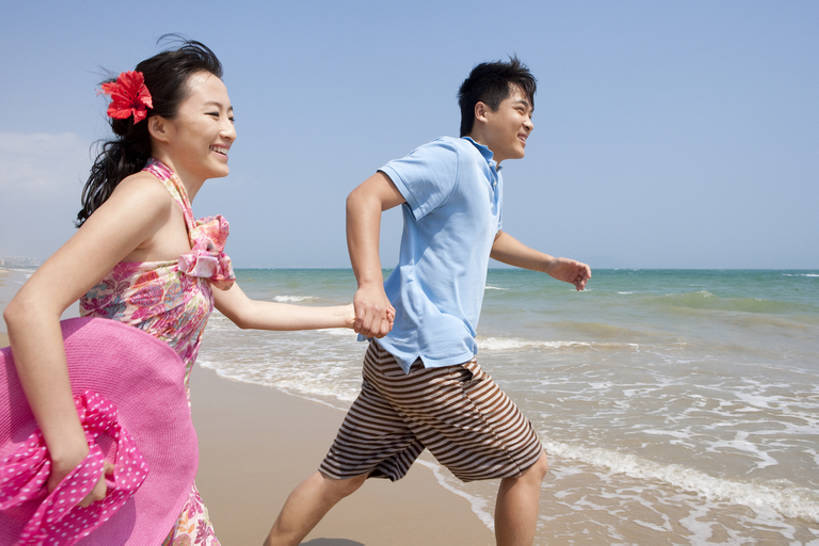 东方人,两个人,夫妻,丈夫,妻子,跑,笑,微笑,露齿笑,横图,室外,白天,侧面,T恤衫,爱情,旅游,度假,快乐,欣喜若狂,自由,幸福,海洋,水,帽子,三亚,日光,中国,亚洲,行人,游客,游人,连接,握,短裤,水平线,浪漫,玩,休闲装,娱乐,路人,旅客,刺激,粉色,蓝色,蓝天,遮阳帽,波浪,夏天,享受,休闲,旅游胜地,恩爱,放松,活力,乐趣,亲密,握着,恋人,摄影,生活方式,吊带裙,热带气候,享乐,露营,蜜月,野营,东亚,陪同,海南岛,宿营,陪伴,过客,无忧无虑,男人,男性,年轻男性,年轻女性,女人,女性,亚洲人,中国人,年轻人,夫妇,情侣,海滩,休闲活动,手牵手,彩图,旅行,爱,欢乐,深情,伴侣,和蔼,伴随,bj175
