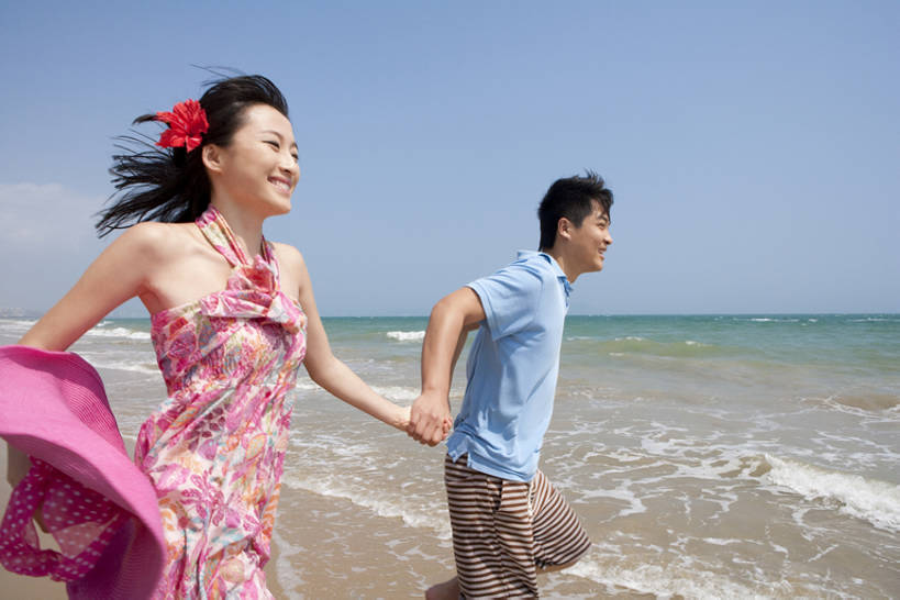 东方人,两个人,夫妻,丈夫,妻子,跑,笑,微笑,露齿笑,横图,室外,白天,侧面,T恤衫,爱情,旅游,度假,快乐,欣喜若狂,自由,幸福,海洋,水,风,帽子,三亚,日光,中国,亚洲,行人,游客,游人,连接,握,短裤,水平线,浪漫,玩,休闲装,娱乐,吹气,路人,旅客,刺激,粉色,蓝色,蓝天,遮阳帽,波浪,夏天,享受,休闲,旅游胜地,恩爱,放松,活力,乐趣,亲密,握着,恋人,摄影,生活方式,吊带裙,热带气候,享乐,露营,蜜月,野营,东亚,陪同,海南岛,宿营,陪伴,过客,无忧无虑,男人,男性,年轻男性,年轻女性,女人,女性,亚洲人,中国人,年轻人,夫妇,情侣,海滩,休闲活动,手牵手,彩图,旅行,爱,欢乐,深情,伴侣,和蔼,伴随,bj175