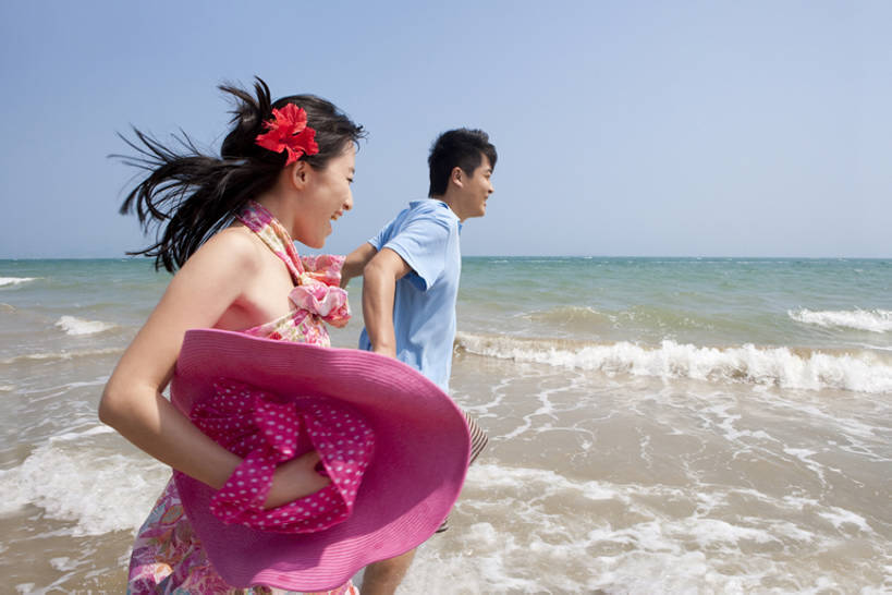 东方人,两个人,夫妻,丈夫,妻子,跑,笑,微笑,露齿笑,横图,室外,白天,侧面,T恤衫,爱情,旅游,度假,快乐,欣喜若狂,自由,幸福,海洋,水,风,帽子,三亚,日光,中国,亚洲,行人,游客,游人,连接,握,短裤,水平线,浪漫,玩,休闲装,娱乐,吹气,路人,旅客,刺激,粉色,蓝色,蓝天,遮阳帽,波浪,夏天,享受,休闲,旅游胜地,恩爱,放松,活力,乐趣,亲密,握着,恋人,摄影,生活方式,吊带裙,热带气候,享乐,露营,蜜月,野营,东亚,陪同,海南岛,宿营,陪伴,过客,无忧无虑,男人,男性,年轻男性,年轻女性,女人,女性,亚洲人,中国人,年轻人,夫妇,情侣,海滩,休闲活动,手牵手,彩图,旅行,爱,欢乐,深情,伴侣,和蔼,伴随,bj175