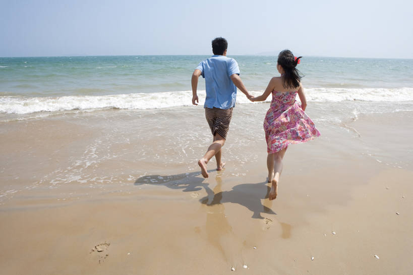 东方人,两个人,夫妻,丈夫,妻子,跑,横图,室外,白天,T恤衫,爱情,旅游,度假,快乐,欣喜若狂,自由,幸福,海洋,水,三亚,日光,中国,亚洲,行人,游客,游人,连接,阴影,短裤,沙子,水平线,浪漫,玩,休闲装,光脚,娱乐,路人,旅客,刺激,背面,蓝色,蓝天,波浪,夏天,享受,休闲,赤脚,旅游胜地,恩爱,放松,活力,乐趣,亲密,恋人,摄影,生活方式,吊带裙,后背,热带气候,享乐,露营,蜜月,野营,东亚,陪同,海南岛,宿营,陪伴,过客,无忧无虑,男人,男性,年轻男性,年轻女性,女人,女性,亚洲人,中国人,年轻人,夫妇,情侣,海滩,休闲活动,手牵手,彩图,全身,旅行,爱,欢乐,深情,伴侣,和蔼,伴随,bj175