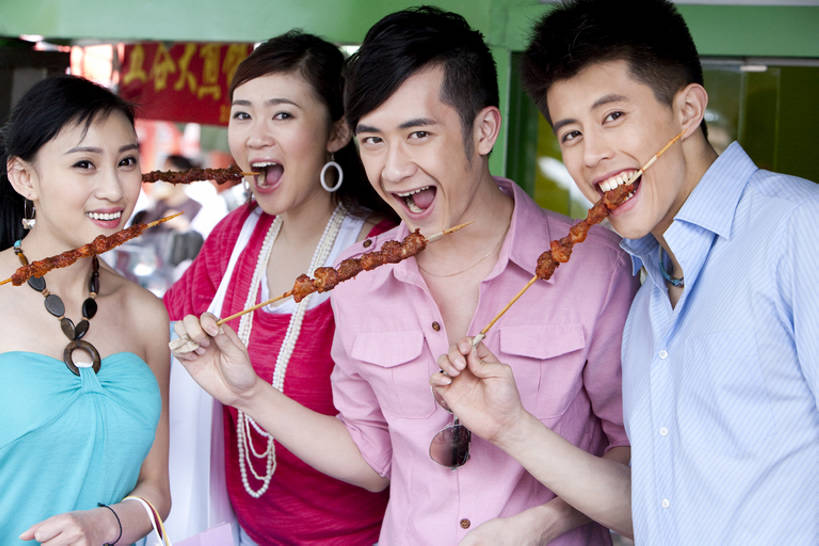 东方人,四个人,笑,吃,微笑,露齿笑,横图,彩色,室外,白天,正面,衬衫,裙子,爱情,购物,烧烤,时尚,快乐,友谊,幸福,纯洁,消费,窗户,落地窗,橱窗,商场,北京,中国,亚洲,连接,握,连衣裙,服装,并排,食品,购物袋,首都,浪漫,注视,休闲装,饮食,玻璃窗,衣服,太阳镜,观察,看,站着,张嘴,温暖,温馨,恩爱,放松,可爱,乐趣,零售,亲密,童年,童趣,握着,约会,金融,恋人,摄影,服饰,生活方式,观看,五颜六色,色彩斑斓,和睦,察看,享乐,衣着,穿着,购买,关注,运送,五彩缤纷,选购,张大嘴巴,贸易,童真,饥饿,东亚,烂漫,无邪,羊肉串,红肉,陪同,玻璃橱窗,血拼,零售店,五彩斑斓,衣饰,陪伴,五光十色,无忧无虑,天真,男人,男性,年轻男性,年轻女性,女人,女性,亚洲人,中国人,年轻人,情侣,张开嘴,半身,彩图,欢乐,烤羊肉串,伴侣,融洽,饿,购物狂,伴随,bj175