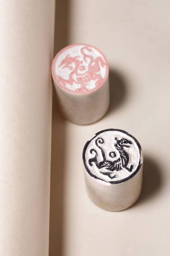 无人,竖图,特写,奢侈,成功,海豹,静物,北京,中国,亚洲,艺术,龙,办公用品,古典,豪华,历史,传统,文具,两个,摄影,印章,华丽,办公设备,文具用品,图章,高贵,中国文化,图腾,传说,宣纸,古典风格,签署,东亚,白虎,文化工具,祥瑞,富丽,灵兽,权势,尊荣,鉴定,华美,古代文明,幸运,彩图,影棚拍摄,传统文化,华侈,奢华,过去,bj175