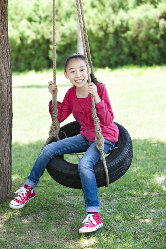 东方人,儿童,头发,一个人,公园,运动场,站,笑,微笑,露齿笑,竖图,室外,白天,正面,旅游,度假,游戏,快乐,兴奋,自由,幸福,纯洁,草坪,美景,纺织品,北京,日光,中国,亚洲,仅一个女性,仅一个人,吊挂,悬挂,摇摆,阴影,棉布,纹路,布,纹理,景观,织物,首都,挂,玩,注视,牛仔裤,休闲装,娱乐,刺激,草,树,小孩,绿色,黑色,自然,轮胎,秋千,春天,夏天,荡秋千,观察,看,站着,仅一个小孩,享受,休闲,健康,橡胶,景色,放松,活力,可爱,乐趣,童年,童趣,无辜,摄影,观看,活动,布匹,察看,享乐,关注,自然风光,摇晃,童真,橡胶制品,东亚,烂漫,无邪,车胎,肌理,无忧无虑,天真,男孩,男人,男性,女孩,女人,女性,亚洲人,中国人,孩子,长发,休闲活动,玩耍,嬉戏,站立,坐着,彩图,全身,欢乐,外胎,男生,女生,bj175