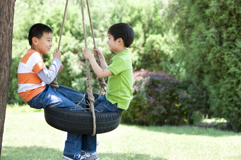 东方人,儿童,头发,两个人,公园,运动场,站,笑,微笑,露齿笑,横图,室外,白天,侧面,旅游,度假,游戏,快乐,兴奋,自由,友谊,幸福,纯洁,分享,草坪,美景,纺织品,北京,日光,中国,亚洲,吊挂,连接,悬挂,摇摆,阴影,棉布,纹路,布,纹理,景观,织物,首都,挂,玩,牛仔裤,休闲装,娱乐,刺激,草,树,小孩,绿色,黑色,自然,轮胎,秋千,春天,夏天,荡秋千,站着,享受,休闲,健康,面对面,橡胶,景色,放松,活力,可爱,乐趣,亲密,童年,童趣,无辜,摄影,活动,布匹,享乐,自然风光,摇晃,童真,橡胶制品,东亚,烂漫,无邪,车胎,陪同,肌理,陪伴,无忧无虑,天真,男孩,男人,男性,亚洲人,中国人,孩子,休闲活动,玩耍,嬉戏,站立,坐着,彩图,全身,欢乐,外胎,男生,伴随,bj175