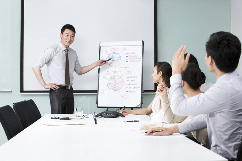 东方人,成年人,中年人,同事,商务人士,服务员,商务男性,商务女性,办公室,会议室,举,笑,微笑,露齿笑,横图,室内,白天,正面,衬衫,商务,讨论,快乐,幸福,成功,合作,团队,集体,信心,技术,北京,中国,亚洲,五个人,一排,写,套装,开会,整齐,并排,工作,会议,信息,图表,会议桌,领带,听,方向,现代,队伍,排列,教,手势,托,站着,职业,教室,规划,摄影,介绍,生长,技巧,灵感,支撑,权威,组织,领导,知识,经理,企业,公司,成就,队列,决心,努力,销售,出示,手艺,商务装,合伙,领袖,贩卖,工薪阶层,东亚,发展,营销,陪同,会议电话,策略,投影屏幕,技能,技艺,陪伴,想法,把握,认真,男人,男性,年轻女性,女人,女性,中年男性,亚洲人,中国人,白领,服务生,上班族,侍者,沟通,举起,举手,举着,说话,向上举,向上伸,向上托,坐着,彩图,衬衣,机遇,妙技,饼图,办公室职员,打手势,本领,动机,商务会议,学员,掌控,教育活动,伴随,市场营销,bj175