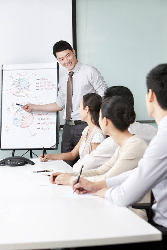 东方人,成年人,中年人,商务人士,服务员,商务男性,商务女性,办公室,会议室,笑,微笑,露齿笑,竖图,室内,白天,正面,衬衫,商务,快乐,幸福,合作,团队,信心,技术,数据,北京,中国,亚洲,五个人,一排,写,套装,开会,整齐,并排,工作,会议,分析,信息,图表,会议桌,表格,领带,听,方向,现代,排列,教,手势,站着,职业,教室,规划,金融,投资,摄影,介绍,生长,技巧,灵感,支撑,统计,权威,组织,领导,知识,经理,企业,公司,队列,指标,决心,努力,销售,出示,手艺,目标,商务装,合伙,业绩,柱状图,贩卖,工薪阶层,东亚,发展,营销,陪同,会议电话,策略,投影屏幕,技能,技艺,陪伴,想法,把握,认真,男人,男性,年轻女性,女人,女性,中年男性,亚洲人,中国人,白领,服务生,上班族,侍者,沟通,说话,坐着,彩图,衬衣,长条图,条图,条状图,机遇,妙技,办公室职员,打手势,本领,动机,商务会议,学员,掌控,教育活动,伴随,市场营销,bj175