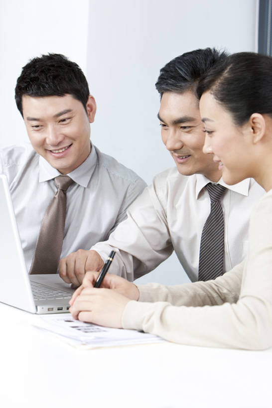 东方人,成年人,中年人,三个人,商务人士,商务男性,商务女性,办公室,会议室,笑,微笑,露齿笑,竖图,室内,白天,侧面,衬衫,商务,讨论,快乐,满意,幸福,骄傲,成功,合作,团队,笔记本电脑,技术,北京,中国,亚洲,敲打,套装,开会,并排,工作,会议,信息,文件,会议桌,领带,文件夹,输入,现代,打字,职业,规划,摄影,生长,报告,灵感,点击,支撑,敲击,组织,领导,经理,企业,公司,文档,销售,商务装,合伙,贩卖,工薪阶层,东亚,发展,营销,陪同,策略,无线电技术,陪伴,把握,认真,团结,按键,男人,男性,女人,女性,亚洲人,中国人,白领,上班族,沟通,说话,坐着,半身,彩图,衬衣,办公室职员,商务会议,掌控,进度报告,伴随,市场营销,bj175