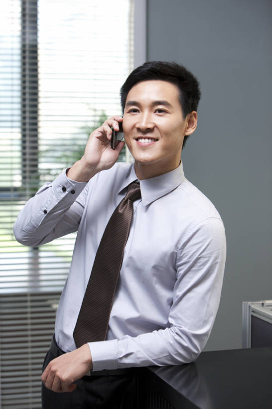 东方人,成年人,中年人,一个人,商务人士,商务男性,办公室,打电话,微笑,竖图,室内,白天,正面,衬衫,商务,快乐,满意,幸福,信心,技术,手机,北京,中国,亚洲,仅一个男性,仅一个人,仅一个中年男性,握,套装,开会,工作,会议,走廊,领带,联系,听,现代,靠,靠着,站着,职业,握着,摄影,经理,企业,公司,隔间,销售,商务装,工薪阶层,智能手机,东亚,营销,无线电技术,责任,无忧无虑,认真,男人,男性,中年男性,亚洲人,中国人,白领,上班族,电话机,沟通,说话,半身,彩图,衬衣,办公室职员,商务会议,市场营销,bj175