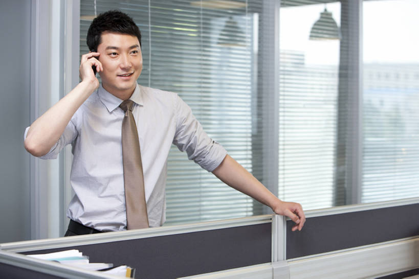 东方人,成年人,中年人,一个人,商务人士,商务男性,办公室,打电话,微笑,横图,室内,白天,正面,衬衫,商务,快乐,满意,幸福,信心,技术,手机,北京,中国,亚洲,仅一个男性,仅一个人,仅一个中年男性,握,套装,工作,走廊,领带,联系,听,现代,靠,靠着,站着,职业,想,握着,摄影,企业,公司,隔间,销售,商务装,工薪阶层,智能手机,东亚,营销,无线电技术,责任,无忧无虑,认真,男人,男性,中年男性,亚洲人,中国人,白领,上班族,电话机,沟通,说话,半身,彩图,衬衣,办公室职员,市场营销,bj175