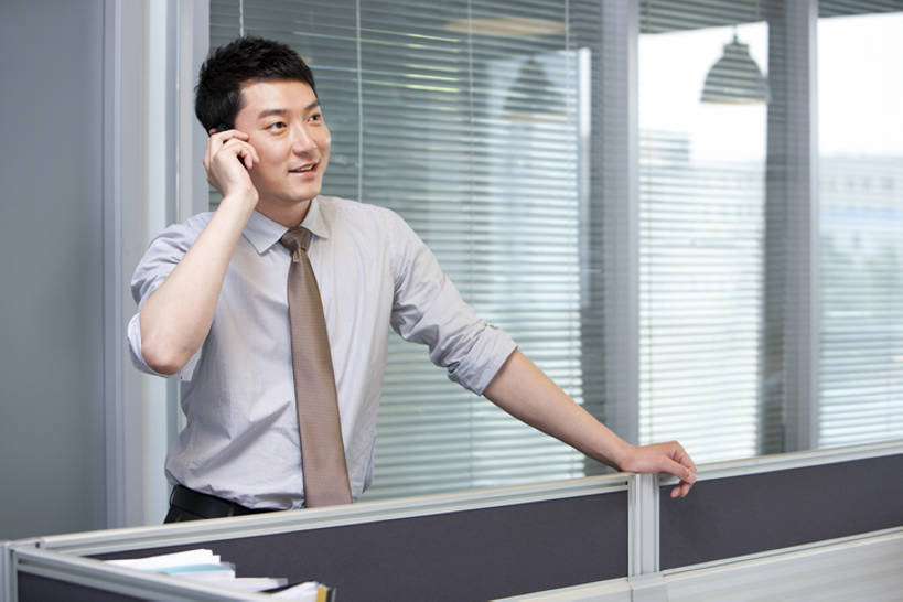 东方人,成年人,中年人,一个人,商务人士,商务男性,办公室,笑,打电话,微笑,露齿笑,横图,室内,白天,正面,衬衫,商务,快乐,满意,幸福,信心,技术,手机,北京,中国,亚洲,仅一个男性,仅一个人,仅一个中年男性,连接,握,套装,工作,走廊,领带,联系,听,现代,靠,靠着,站着,职业,握着,摄影,企业,公司,隔间,销售,商务装,工薪阶层,智能手机,东亚,营销,无线电技术,责任,无忧无虑,认真,男人,男性,中年男性,亚洲人,中国人,白领,上班族,电话机,沟通,说话,半身,彩图,衬衣,办公室职员,市场营销,bj175