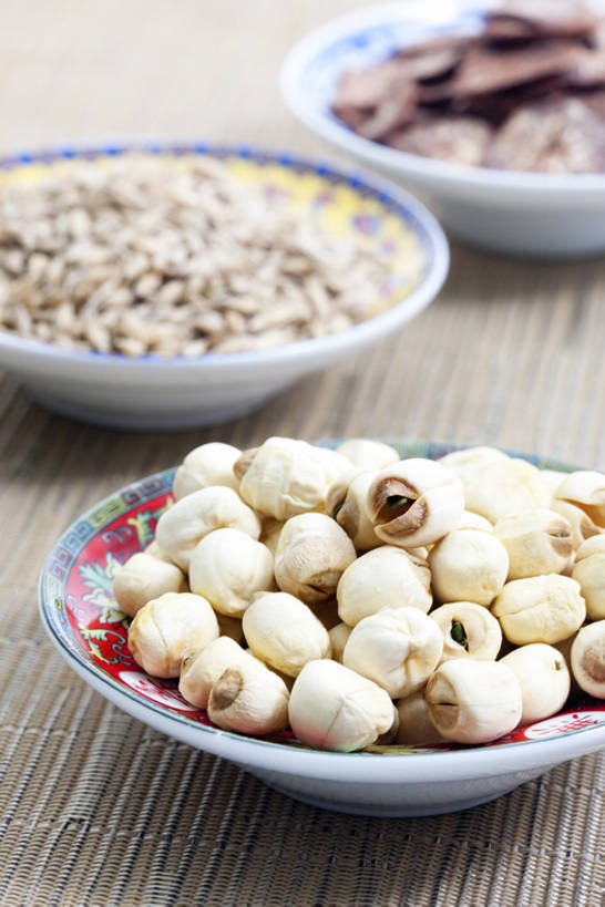 无人,竖图,植物,静物,水果,北京,中国,亚洲,药,干燥,莲子,食品,草药,饮食,中药,饮料,碗,干花,摄影,有机食品,影棚,多样,医疗,中国文化,摄影棚,药材,中草药,营养品,中医,东亚,健康食物,槟榔,中药材,本草,槟榔子,大腹子,宾门,橄榄子,青仔,彩图,影棚拍摄,拍摄,传统文化,bj175