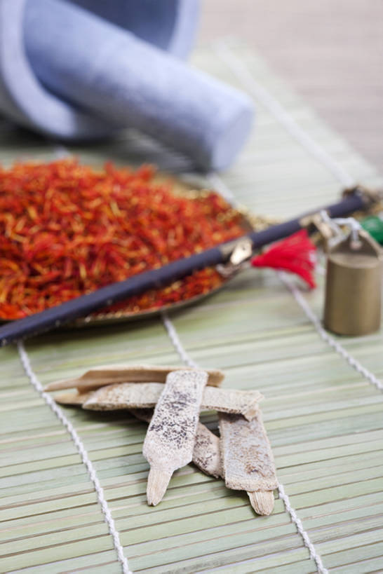 无人,竖图,特写,静物,北京,中国,亚洲,药,干燥,食品,草药,饮食,饮料,干花,红花,汉字,摄影,有机食品,影棚,多样,医疗,草本,中国文化,摄影棚,营养品,中医,东亚,健康食物,秤砣,秤,彩图,影棚拍摄,拍摄,传统文化,bj175