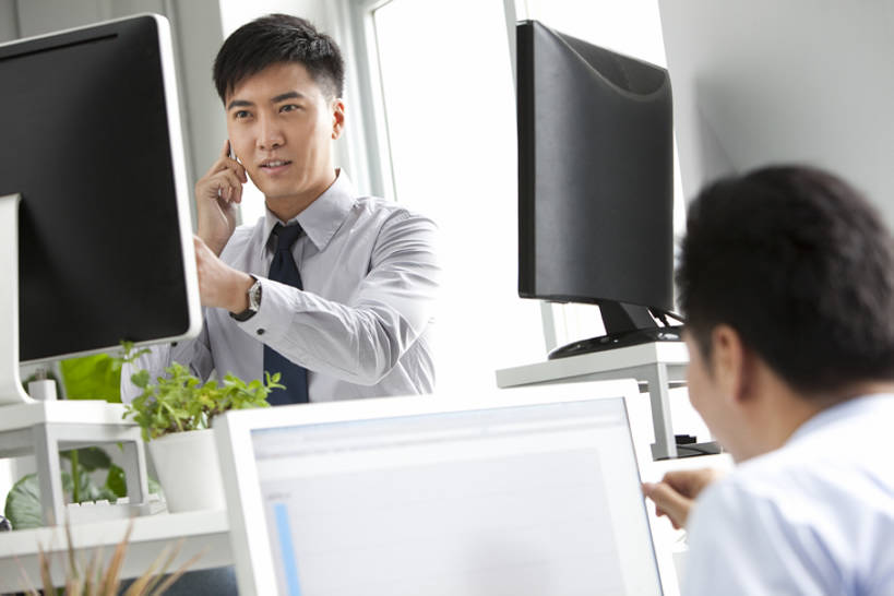 成年人,两个人,商务人士,商务男性,办公室,站,打电话,横图,室内,正面,衬衫,商务,互联网,技术,北京,中国,亚洲,敲打,套装,开会,工作,会议,领带,联系,输入,现代,书桌,打字,职业,隔断,金融,摄影,点击,敲击,象征,庄重,经理,努力,销售,商务装,身份,贩卖,工薪阶层,东亚,正式,地位,认真,按键,计算机,男人,男性,年轻人,白领,上班族,电话机,彩图,衬衣,办公室职员,商务会议,bj175