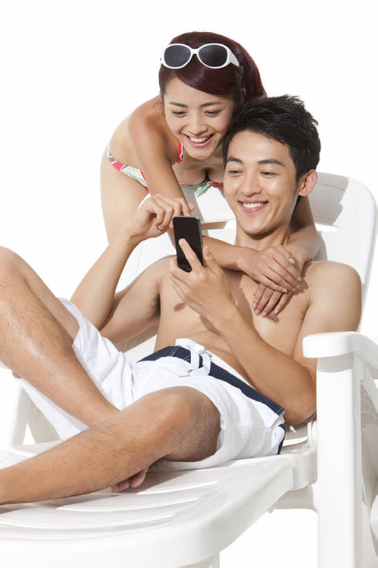 东方人,两个人,夫妻,微笑,竖图,白色背景,正面,泳装,爱情,度假,日光浴,快乐,互联网,技术,手机,中国,亚洲,泳裤,触摸屏,浪漫,夏天,恩爱,恋人,便利,享乐,愉悦,近景,发短信,网上冲浪,智能手机,东亚,无线电技术,异性恋,年轻男性,年轻女性,亚洲人,中国人,年轻人,夫妇,情侣,彩图,影棚拍摄,伴侣,一见钟情,bj175