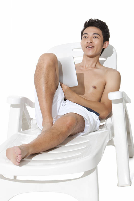 东方人,一个人,坐,微笑,竖图,白色背景,正面,泳装,度假,日光浴,快乐,电脑,笔记本电脑,互联网,技术,中国,亚洲,泳裤,网络,触摸屏,通讯设备,夏天,便利,无线,享乐,愉悦,通信设备,无线网络,网上冲浪,无线上网,便携式电脑,平板电脑,东亚,无线电技术,手提电脑,年轻男性,亚洲人,中国人,年轻人,休闲椅,彩图,全身,影棚拍摄,一见钟情,bj175