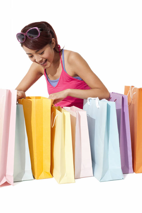 东方人,一个人,微笑,竖图,白色背景,正面,快乐,消费,中国,亚洲,购物袋,休闲装,夏天,零售,享乐,愉悦,东亚,年轻女性,亚洲人,中国人,年轻人,半身,彩图,影棚拍摄,购物狂,bj175