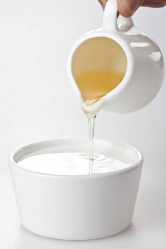 蜂蜜,手,竖图,白色背景,静物,倒,酸奶,饮食,白色,碗,健康,摄影,部分,奶制品,健康食物,彩图,影棚拍摄,bj175