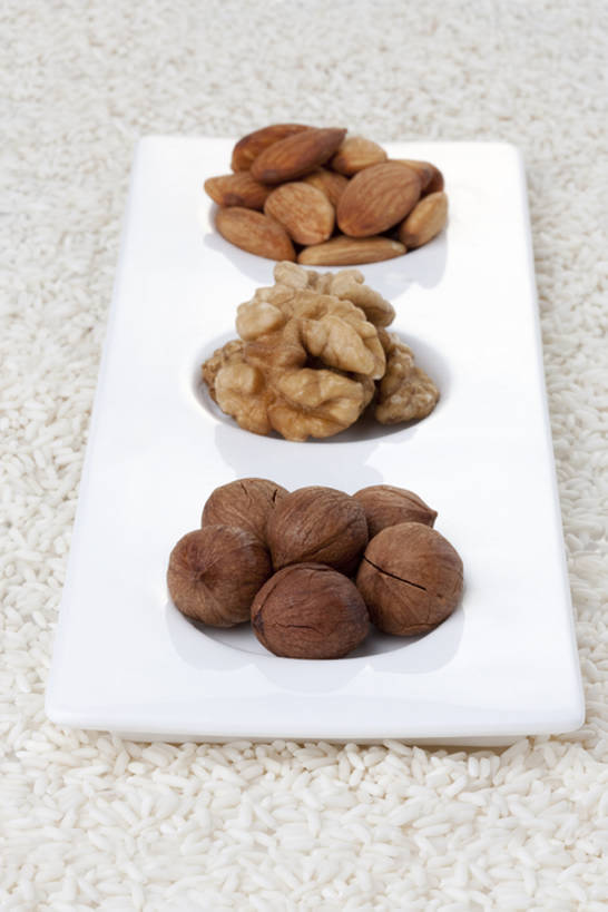 无人,竖图,白色背景,杏仁,静物,白米,谷物,食品,米,饮食,白色,盘子,摄影,影棚,堆,摄影棚,榛子,健康食物,胡桃,彩图,影棚拍摄,拍摄,坚果壳,bj175