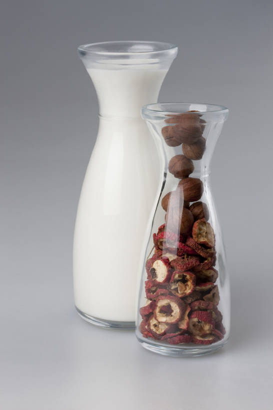 牛奶,无人,白色背景,静物,玻璃,材料,食品,饮食,白色,牛奶瓶,干果,健康,摄影,多样,奶制品,清新,干的,榛子,健康食物,玻璃杯,彩图,影棚拍摄,bj175