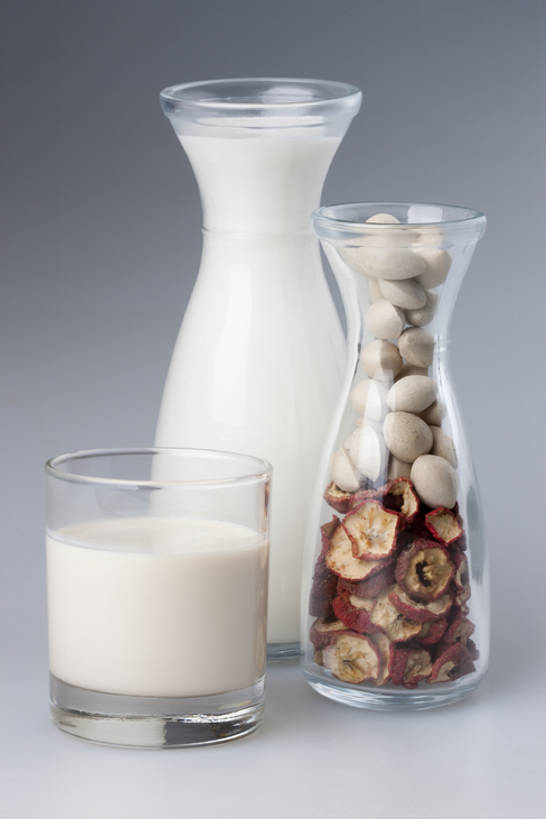 牛奶,无人,白色背景,静物,玻璃,材料,食品,杯,饮食,白色,灰色,牛奶瓶,干果,健康,摄影,多样,奶制品,清新,干的,健康食物,玻璃杯,彩图,影棚拍摄,bj175