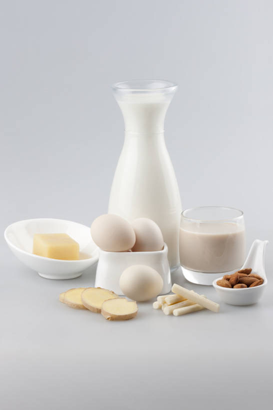 奶酪,牛奶,无人,白色背景,早餐,杏仁,大豆,静物,玻璃,材料,鸡蛋,食品,主食,饮食,白色,牛奶瓶,健康,摄影,多样,奶制品,清新,健康食物,玻璃杯,彩图,影棚拍摄,bj175