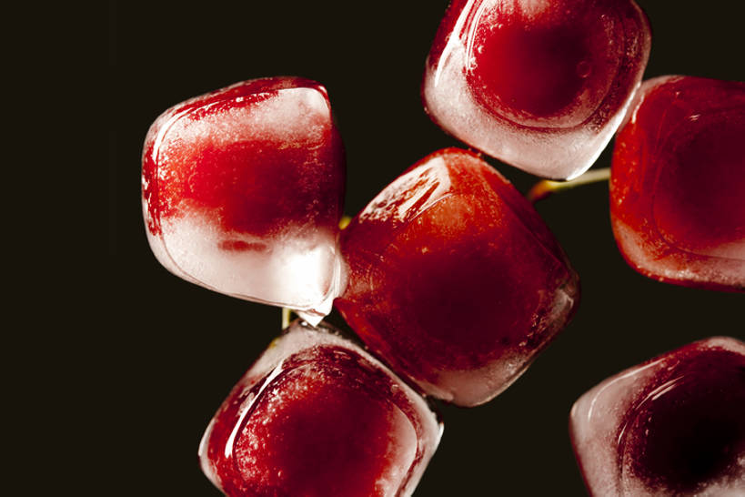 无人,横图,室内,特写,正面,烹饪,樱桃,静物,水果,湿,黄色背景,液体,结冰,水滴,冰块,料理,食品,茎,菜肴,美食,饮食,食物,红色,灰色,寒冷,摄影,佳肴,简单,清新,健康食物,纯净,大樱桃,彩图,全身,影棚拍摄,bj175