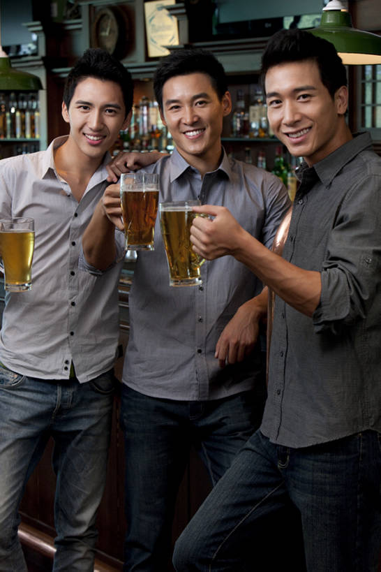 啤酒,东方人,成年人,三个人,酒吧,举,笑,微笑,露齿笑,竖图,室内,正面,衬衫,聚会,夜生活,快乐,满意,兴奋,友谊,幸福,吧台,杯子,北京,中国,喝,连接,欢呼,庆祝,并排,木制,聚餐,伏特加,酒类,首都,拿着,注视,休闲装,饮食,刺激,酒,饮料,啤酒杯,观察,看,托,放松,乐趣,摄影,生活方式,观看,察看,享乐,关注,肖像,东亚,陪同,陪伴,无忧无虑,男人,男性,年轻男性,亚洲人,中国人,年轻人,玻璃杯,休闲活动,举起,举手,举着,向上举,向上伸,向上托,彩图,欢乐,酒馆,伴随,bj175