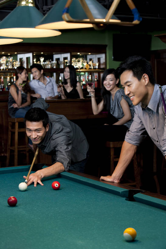 东方人,成年人,酒吧,站,坐,笑,微笑,露齿笑,竖图,室内,正面,衬衫,聚会,夜生活,快乐,满意,友谊,幸福,台球,吧台,北京,中国,喝,连接,服装,木制,球袋,球杆,聚餐,桌球台,伏特加,酒类,首都,俯身,拿着,休闲装,饮食,刺激,灯,酒,饮料,衣服,靠,靠着,放松,乐趣,摄影,服饰,生活方式,专心,享乐,衣着,穿着,瞄准,台球室,东亚,马提尼,陪同,衣饰,快活,欢愉,康乐,陪伴,无忧无虑,马提尼酒杯,男人,男性,年轻男性,年轻女性,女人,女性,亚洲人,中国人,年轻人,玻璃杯,休闲活动,半身,彩图,高兴,欢乐,酒馆,伴随,bj175