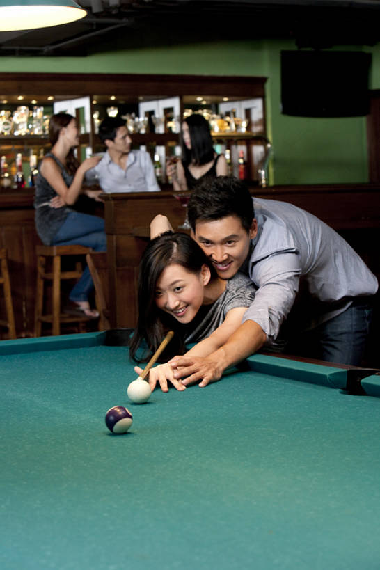 东方人,成年人,夫妻,酒吧,站,坐,笑,微笑,露齿笑,竖图,室内,正面,衬衫,爱情,聚会,夜生活,快乐,满意,友谊,幸福,团队,台球,吧台,北京,中国,五个人,喝,连接,服装,木制,球袋,球杆,聚餐,桌球台,首都,浪漫,联系,俯身,拿着,休闲装,饮食,刺激,饮料,衣服,教,靠,靠着,亲昵,温暖,温馨,恩爱,放松,乐趣,约会,恋人,摄影,服饰,生活方式,指导,和睦,专心,享乐,衣着,穿着,瞄准,台球室,东亚,陪同,衣饰,快活,欢愉,康乐,陪伴,异性恋,无忧无虑,男人,男性,年轻男性,年轻女性,女人,女性,亚洲人,中国人,年轻人,夫妇,情侣,休闲活动,半身,彩图,爱,高兴,欢乐,深情,酒馆,伴侣,融洽,伴随,bj175