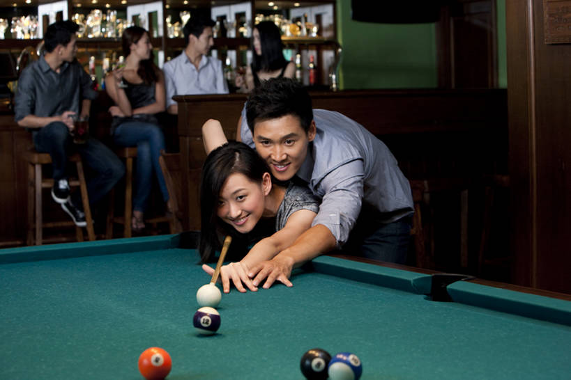 东方人,成年人,夫妻,酒吧,站,坐,笑,微笑,露齿笑,横图,室内,正面,衬衫,爱情,聚会,夜生活,快乐,满意,友谊,幸福,团队,台球,吧台,北京,中国,喝,连接,服装,木制,球袋,球杆,聚餐,桌球台,首都,浪漫,联系,俯身,拿着,休闲装,饮食,刺激,饮料,衣服,教,靠,靠着,亲昵,温暖,温馨,恩爱,放松,乐趣,约会,恋人,摄影,服饰,生活方式,指导,和睦,专心,享乐,衣着,穿着,瞄准,台球室,东亚,陪同,衣饰,快活,欢愉,康乐,陪伴,异性恋,无忧无虑,男人,男性,年轻男性,年轻女性,女人,女性,亚洲人,中国人,年轻人,夫妇,情侣,休闲活动,半身,彩图,爱,高兴,欢乐,深情,酒馆,伴侣,融洽,伴随,bj175