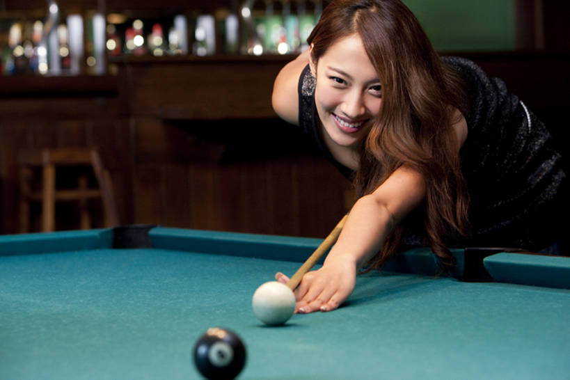 东方人,成年人,一个人,两个人,酒吧,站,笑,微笑,露齿笑,横图,室内,留白,正面,夜生活,快乐,满意,幸福,台球,吧台,北京,中国,仅一个年轻女性,仅一个女性,仅一个人,喝,服装,木制,球袋,球杆,桌球台,首都,俯身,拿着,休闲装,饮食,刺激,饮料,衣服,靠,靠着,放松,乐趣,摄影,服饰,生活方式,吧椅,专心,享乐,衣着,穿着,瞄准,肖像,台球室,东亚,衣饰,快活,欢愉,康乐,无忧无虑,年轻女性,女人,女性,亚洲人,中国人,年轻人,休闲活动,半身,彩图,高兴,欢乐,酒馆,bj175