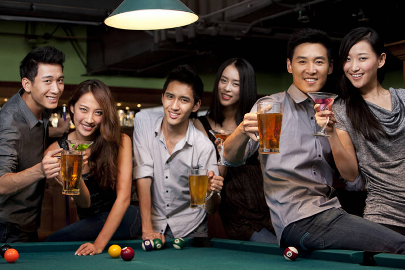 啤酒,东方人,成年人,酒吧,站,坐,举,笑,微笑,露齿笑,横图,室内,正面,衬衫,聚会,夜生活,快乐,满意,友谊,幸福,台球,吧台,北京,中国,喝,连接,服装,欢呼,庆祝,并排,球袋,球杆,聚餐,桌球台,酒类,首都,联系,拿着,注视,牛仔裤,休闲装,饮食,刺激,酒,饮料,衣服,啤酒杯,观察,看,靠,靠着,托,啤酒瓶,放松,乐趣,摄影,服饰,生活方式,观看,察看,享乐,衣着,穿着,关注,肖像,台球室,东亚,马提尼,陪同,衣饰,快活,欢愉,康乐,陪伴,无忧无虑,马提尼酒杯,男人,男性,年轻男性,年轻女性,女人,女性,亚洲人,中国人,年轻人,休闲活动,举起,举手,举着,向上举,向上伸,向上托,半身,彩图,高兴,欢乐,深情,酒馆,伴随,bj175