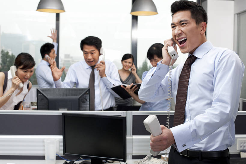 东方人,成年人,中年人,老年人,同事,商务人士,商务男性,商务女性,办公室,站,举,打电话,横图,室内,正面,衬衫,商务,通讯,成功,合作,团队,集体,信心,窗户,北京,中国,亚洲,套装,服装,生气,工作,领带,听,大喊,拿着,书桌,队伍,衣服,灯具,手势,托,张嘴,职业,概念,表情,压力,摄影,服饰,支撑,头痛,专心,领导,焦点,象征,衣着,庄重,忧虑,成就,穿着,紧急,灾难,努力,痛苦,忙碌,商务装,身份,进攻,合伙,领袖,张大嘴巴,工薪阶层,东亚,挫败,正式,地位,衣饰,紧迫,贡献,认真,计算机,老年男性,男人,男性,年轻男性,年轻女性,女人,女性,中年女性,亚洲人,中国人,年轻人,白领,上班族,电话机,张开嘴,举起,举手,举着,说话,向上举,向上伸,向上托,半身,彩图,衬衣,打手势,大萧条,bj175