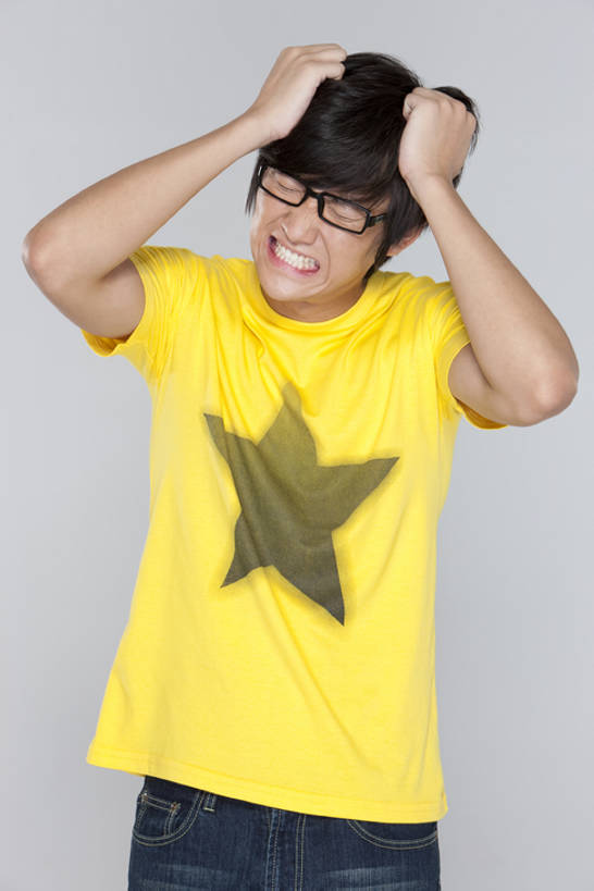 东方人,一个人,站,举,竖图,室内,白色背景,正面,北京,中国,亚洲,仅一个男性,仅一个人,生气,眼镜,T恤,牛仔裤,休闲装,仅一个年轻男性,白色,托,表情,个性,愤怒,摄影,影棚,恼怒,悲伤,头痛,愤慨,伤心,难过,怒气,气愤,忧虑,发怒,怒火,摄影棚,肖像,情绪,进攻,脾气,东亚,忿怒,怨恨,强烈,挫败,悲哀,哀痛,悲戚,悲痛,气忿,愤恨,肝火,激动,认真,男人,男性,年轻男性,亚洲人,中国人,年轻人,闭着眼睛,举起,举手,举着,向上举,向上伸,向上托,半身,彩图,影棚拍摄,拍摄,bj175