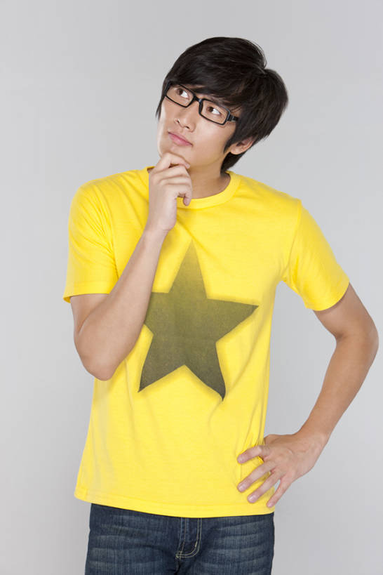 东方人,一个人,站,举,竖图,室内,白色背景,正面,北京,中国,亚洲,仅一个男性,仅一个人,撑,眼镜,倾斜,T恤,托腮,牛仔裤,休闲装,仅一个年轻男性,白色,叉腰,托,向上看,思考,个性,想,摄影,影棚,专心,托下巴,摄影棚,肖像,歪,梦想,渴望,东亚,预测,认真,男人,男性,年轻男性,亚洲人,中国人,年轻人,举起,举手,举着,向上举,向上伸,向上托,半身,彩图,影棚拍摄,拍摄,好奇心,bj175