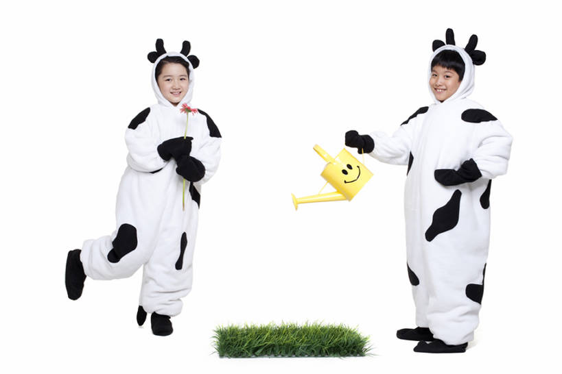 东方人,儿童,两个人,兄弟,姐妹,站,笑,微笑,露齿笑,横图,室内,白色背景,正面,民族服装,快乐,满意,友谊,幸福,纯洁,团队,牛,北京,中国,亚洲,花纹,服装,并排,盛开,乳牛,古典,联系,花蕾,拿着,注视,文化,浇水,传统,草,雏菊,花,花瓣,花朵,鲜花,一朵,小孩,衣服,动物,花苞,花蕊,叉腰,观察,看,家畜,可爱,童年,童趣,摄影,服饰,牲畜,影棚,生长,观看,古装,察看,享乐,关爱,关注,运送,摄影棚,斑纹,肖像,童真,东亚,烂漫,无邪,陪同,韵味,陪伴,开端,天真,团结,男孩,女孩,亚洲人,中国人,孩子,休闲活动,奶牛,彩图,全身,影棚拍摄,传统服装,民俗服,装扮,欢乐,拍摄,伴随,荷斯坦牛,bj175