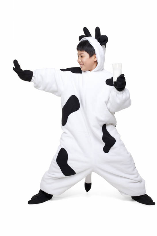 牛奶,东方人,儿童,手,一个人,站,举,笑,微笑,露齿笑,竖图,室内,白色背景,正面,民族服装,锻炼,快乐,幸福,纯洁,运动,武术,牛,玻璃,北京,中国,亚洲,仅一个男性,仅一个人,花纹,服装,庆祝,材料,乳牛,古典,警告,杯,拿着,文化,传统,饮食,饮料,小孩,衣服,动物,手势,托,仅一个小孩,太极拳,健康,家畜,个性,活力,警示,可爱,力量,平衡,童年,童趣,摄影,服饰,牲畜,影棚,生长,张开双腿,禁止,古装,协调,停止,提醒,享乐,练习,奶制品,提示,限制,中国文化,摄影棚,斑纹,暂停,武打,童真,东亚,烂漫,无邪,健康食物,武功,停滞,韵味,展开双腿,能力,体育,天真,危险,男孩,男人,男性,亚洲人,中国人,孩子,玻璃杯,休闲活动,奶牛,举起,举手,举着,向上举,向上伸,向上托,彩图,全身,影棚拍摄,传统服装,民俗服,健身,装扮,欢乐,拍摄,武学,男生,打手势,伸展双腿,传统文化,荷斯坦牛,bj175