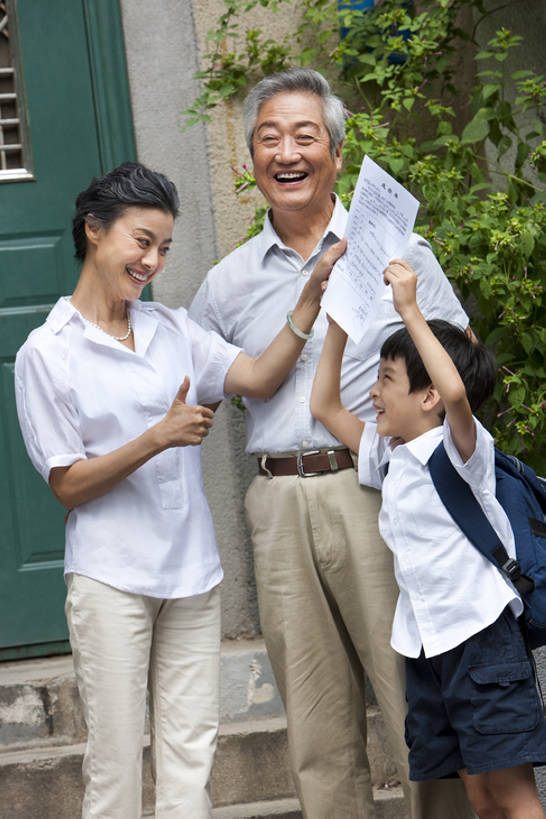 东方人,儿童,中年人,老年人,三个人,家庭,祖母,祖父,学生,笑,微笑,露齿笑,竖图,室外,白天,正面,快乐,纯洁,智慧,骄傲,成功,信心,亚洲,突出,书包,纸,房屋,公寓,门口,教育,称赞,表扬,小孩,社区,夏天,手势,温暖,温馨,一家人,校服,可爱,竖,童年,童趣,搭,生活方式,翘,高,和睦,住房,夸奖,优秀,早晨,成就,搭着,关爱,近景,童真,东亚,烂漫,无邪,成绩单,背包客,好,妙,顺利,出色,超群,杰出,卓越,奇妙,北京市,聪明,天真,老年男性,老年女性,男孩,男人,男性,女人,女性,亚洲人,中国人,孩子,大拇指,孙子,彩图,爱,深情,融洽,居住区,打手势,小学生,bj175