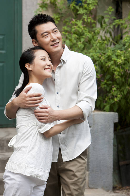 东方人,中年人,两个人,夫妻,站,微笑,竖图,室外,正面,衬衫,爱情,幸福,北京,中国,亚洲,连接,服装,浪漫,联系,休闲装,衣服,社区,温暖,温馨,恩爱,恋人,摄影,服饰,和睦,享乐,衣着,穿着,关爱,肖像,东亚,衣饰,异性恋,年轻女性,中年男性,亚洲人,中国人,年轻人,夫妇,情侣,拥抱,彩图,爱,欢乐,深情,门廊,伴侣,融洽,bj175